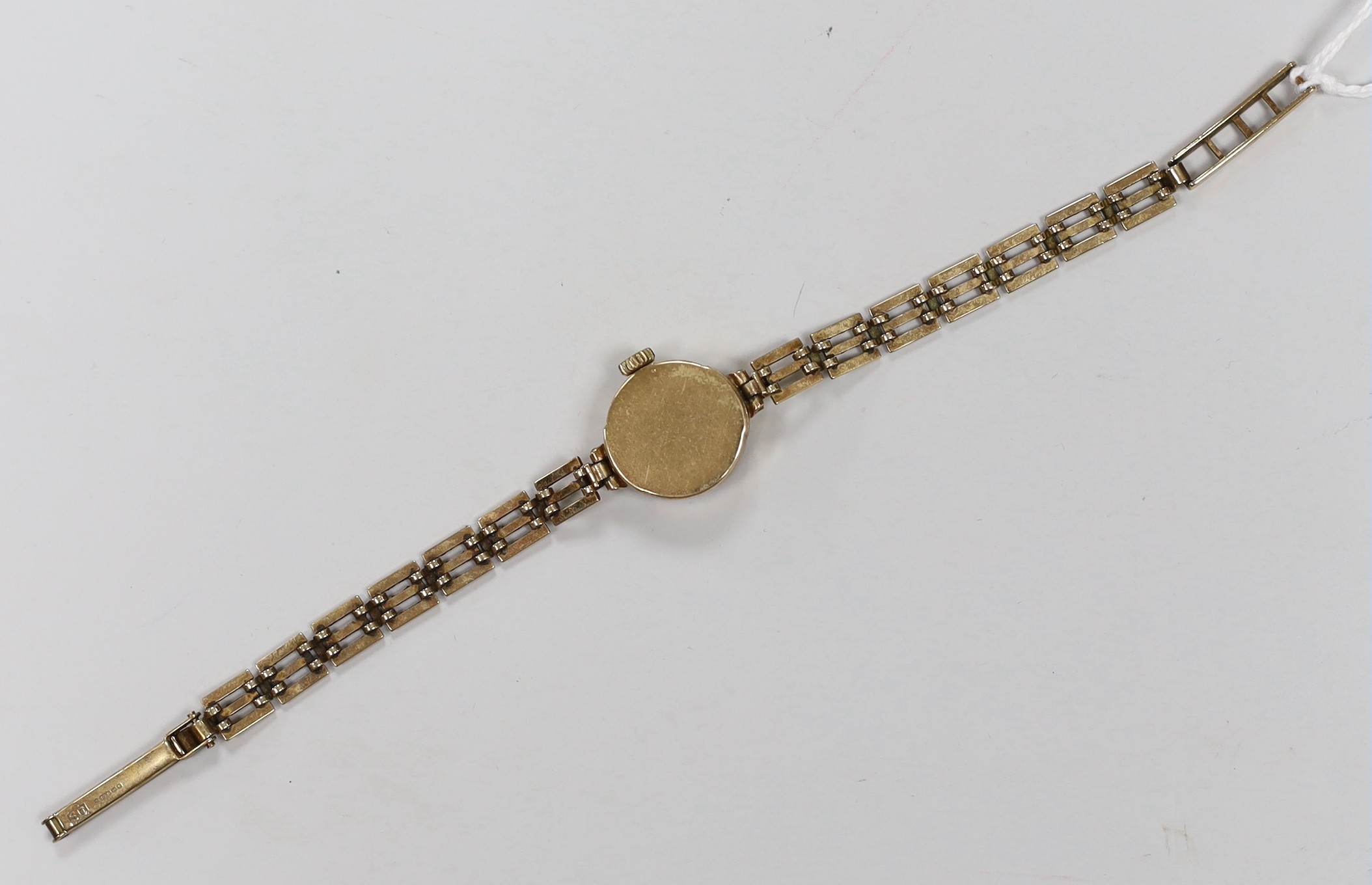 A lady's 9ct gold Rotary manual wind wrist watch, on associated 9ct gold bracelet, overall 17cm